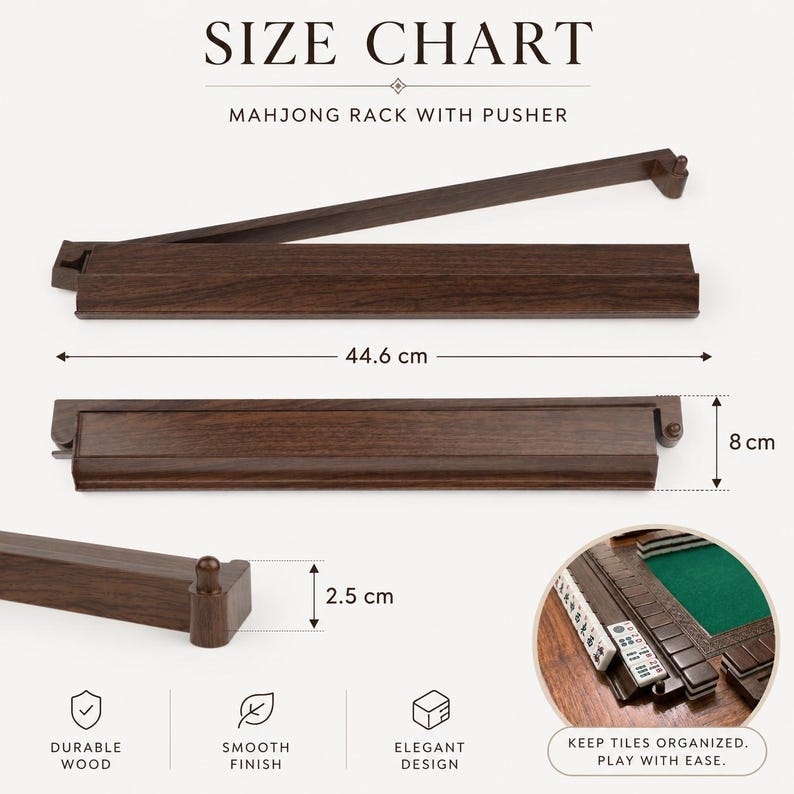 K&ouml;nnte beinhalten: Dunkelbrauner Mahjong-Rack mit Schieber aus strapazierf&auml;higem Holz. Der Rack ist 44,6 cm lang, 8 cm hoch und 2,5 cm dick. Der Text "SIZE CHART" und "KEEP TILES ORGANIZED. PLAY WITH EASE." ist enthalten.