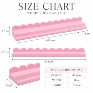 Puede incluir: Estante de exhibici&oacute;n de madera rosa con borde festoneado. El estante mide 44,6 cm de largo, 8 cm de ancho y 2,5 cm de alto. La imagen incluye una tabla de tallas con las dimensiones del producto.