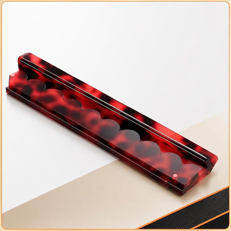 Puede incluir: Bandeja rectangular con un patr&oacute;n de carey rojo y negro y un borde festoneado. La bandeja tiene un acabado brillante y bordes elevados. La bandeja est&aacute; en &aacute;ngulo sobre un fondo blanco y beige. Ideal para guardar objetos peque&ntilde;os.