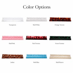 Pode incluir: Uma exibi&ccedil;&atilde;o de nove bandejas retangulares com bordas onduladas em v&aacute;rias cores. As cores incluem transparente, branco concha, tartaruga laranja, rosa concha, tartaruga vermelha, tartaruga verde, &acirc;mbar, azul concha e padr&atilde;o concha. O texto "Color Options" est&aacute; no topo.