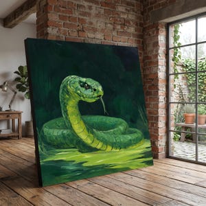 Op de afbeelding: Schilderij van een groene slang op canvas. De slang is opgerold, met de tong uitgestoken. Het kunstwerk gebruikt groentinten en staat tegen een donkergroene achtergrond. Het schilderij wordt getoond in een kamer met een bakstenen muur en een raam.