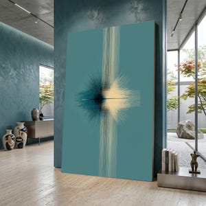 Op de afbeelding: Groot turquoise abstract kunstwerk met een centraal ontwerp van stralende lijnen in crème, marineblauw en zwart. Het kunstwerk wordt tentoongesteld in een modern, minimalistisch interieur met natuurlijk licht en decoratieve vazen.