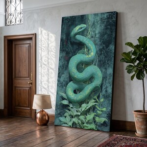 Pode incluir: Uma grande impressão em tela com uma cobra turquesa enrolada em folhagens. A cobra tem uma aparência texturizada contra um fundo verde-azulado escuro. A obra de arte é exibida em uma sala com piso de madeira e uma lâmpada cor de cobre.