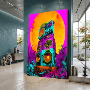 Könnte beinhalten: Ein lebendiger Pop-Art-Leinwanddruck mit einem Stapel Retro-Boomboxen in Türkis, Lila und Orange. Das Kunstwerk zeigt eine große orangefarbene Sonne und tropisches Laub, wodurch ein kühnes und farbenfrohes Statement-Stück entsteht.