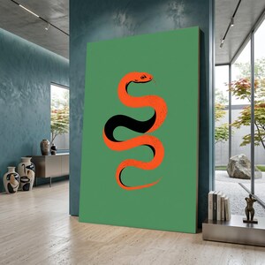 Könnte beinhalten: Ein großer, rechteckiger Leinwanddruck mit einer stilisierten Schlangenillustration. Die Schlange ist in leuchtendem Orange und Schwarz auf einem grünen Hintergrund dargestellt. Das Kunstwerk wird in einem modernen Innenraum gezeigt.