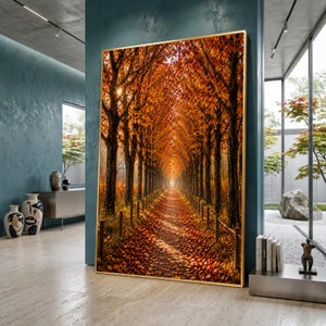 Peut inclure: Une grande impression d'art mural rectangulaire représentant une vue en perspective d'un chemin bordé d'arbres en automne. La scène montre de grands arbres au feuillage orange et jaune vif, un sol couvert de feuilles et une fine clôture en corde.