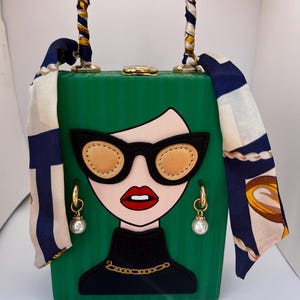 Puede incluir: Un juego de tres cuencos de cerámica anidados en tonos azules, verdes y blancos. Los cuencos presentan un esmalte moteado y un diseño sencillo y moderno. El cuenco más grande mide unos 15 cm de diámetro.