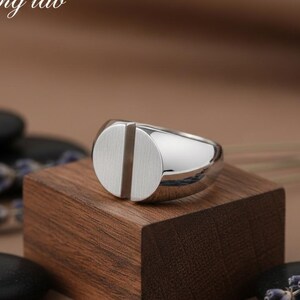 Anillo de sello de doble textura en plata de ley 925, hecho a mano, con banda superior dividida, regalo unisex.