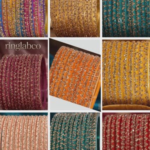 Pode incluir: Uma coleção de nove conjuntos de pulseiras, cada um com várias pulseiras finas adornadas com pequenos cristais brilhantes. Os conjuntos exibem uma variedade de cores sólidas, incluindo amarelo, rosa, azul, dourado, azul-petróleo, bordô, laranja, pêssego e vermelho.