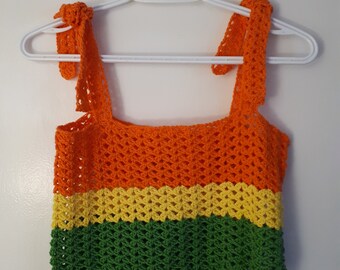 Haut court au crochet de taille moyenne. Haut court fait main. Haut au crochet orange, jaune et vert fait main.