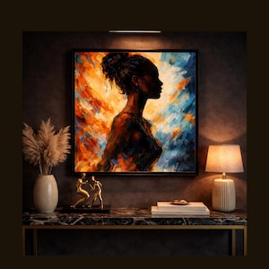 Puede incluir: Una pintura abstracta de una mujer de perfil, con marco negro, cuelga sobre una mesa con tapa de mármol. La obra presenta vibrantes pinceladas de naranja, azul y blanco. Un jarrón con hierba de la pampa seca, una escultura dorada y una lámpara con pantalla beige están sobre la mesa.