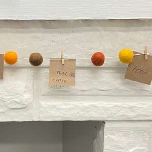 De Gratitude-slinger: wordt geleverd met 24 miniwasknijpers, kaartjes en haken