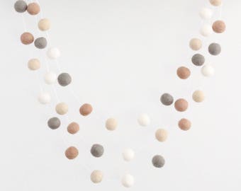 Guirnalda de bolas de fieltro navideñas de ensueño cremosas