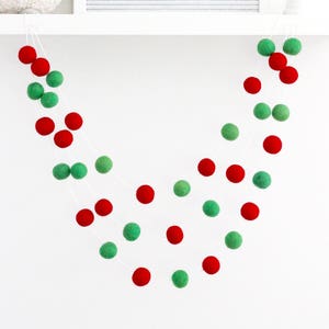Guirnalda navideña alegre de acebo, guirnalda navideña de bolas de fieltro, adornos para árboles, rojo y verde, decoración para repisa de chimenea, decoración navideña, decoración navideña, rojo