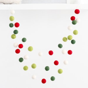 Guirnalda de bolas de fieltro navideñas alegres y brillantes