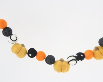 Felt Fall Pumpkin Garland- Décorations d'Halloween- Citrouilles moutarde, charbon de bois, noir tacheté, tourbillon blanc, pompons en feutre orange