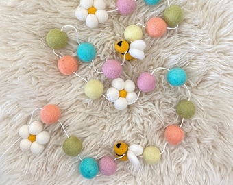 Filzgirlande mit Bienen und Gänseblümchen: Frühlingsdeko fürs Kinderzimmer