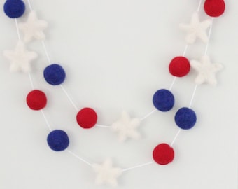Girlande aus Filzkugeln: Rote, Weiße und Blaue Sterne