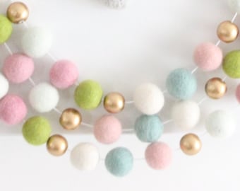 Aquarell Flora Filz Ball Girlande - Rosa Kinderzimmer Dekor - Gold Akzent - Mädchen Kinderzimmer Girlande - Rosa & Gold Kinderzimmer Dekor - Rosa Minze Elfenbein