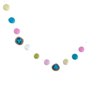 Guirlande boules en feutre : décoration de nid pastel, chambre de bébé au printemps
