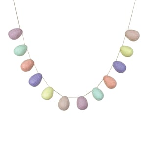 Puede incluir: Guirnalda decorativa de huevos de Pascua de fieltro en tonos pastel: lavanda, rosa, verde menta, amarillo y beige. Los huevos están ensartados en una cuerda. Ideal para decoraciones de Pascua, sobre fondo blanco.