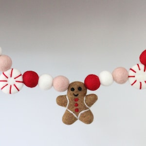 Peperkoek- en pepermuntslinger: pepermuntjes, rood, blush, witte vilten pompons