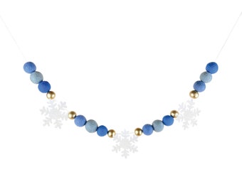 Guirnalda de copos de nieve de fieltro: decoración invernal azul y dorada