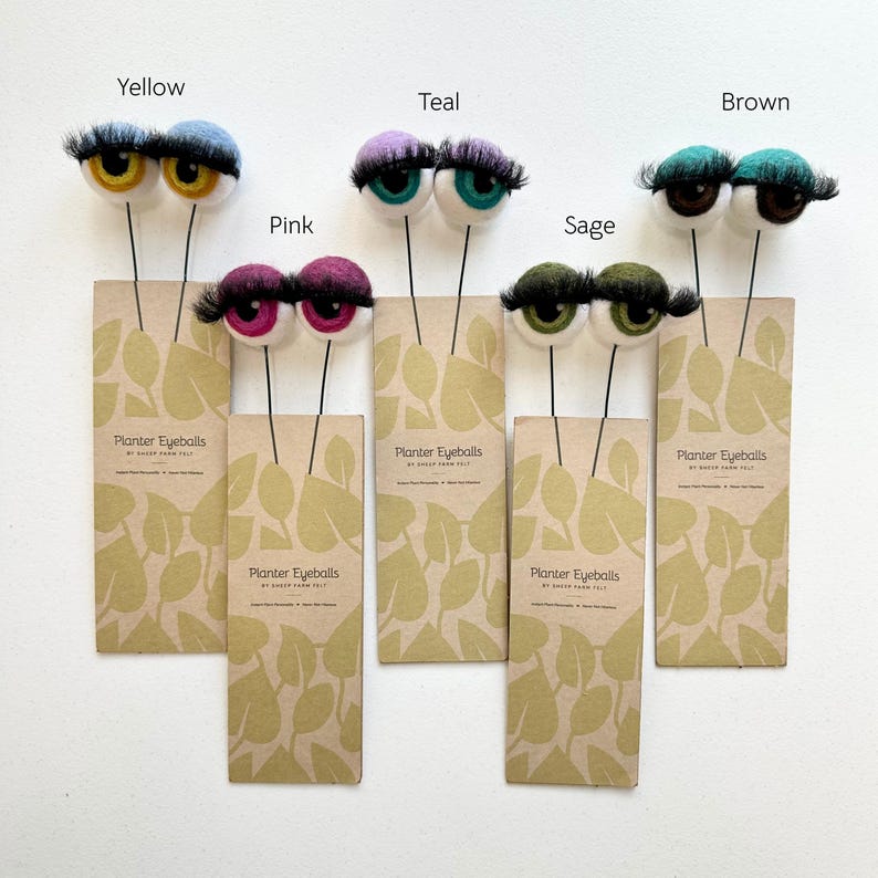 Peut inclure: Six marque-plantes en forme d'yeux en feutre de diff&eacute;rentes couleurs&nbsp;: jaune, rose, sarcelle, sauge, marron et vert. Chaque marque-plante a une paire d'yeux en feutre avec des cils et une tige en fil de fer noir. Les marque-plantes sont &eacute;tiquet&eacute;s "Planter Eyeballs".