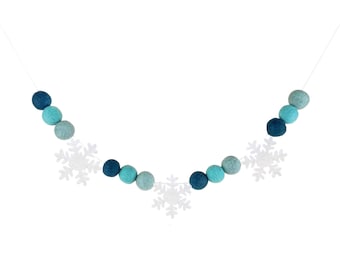 Guirnalda de bolas de fieltro con copos de nieve color aguamarina: decoración para la repisa de la chimenea invernal