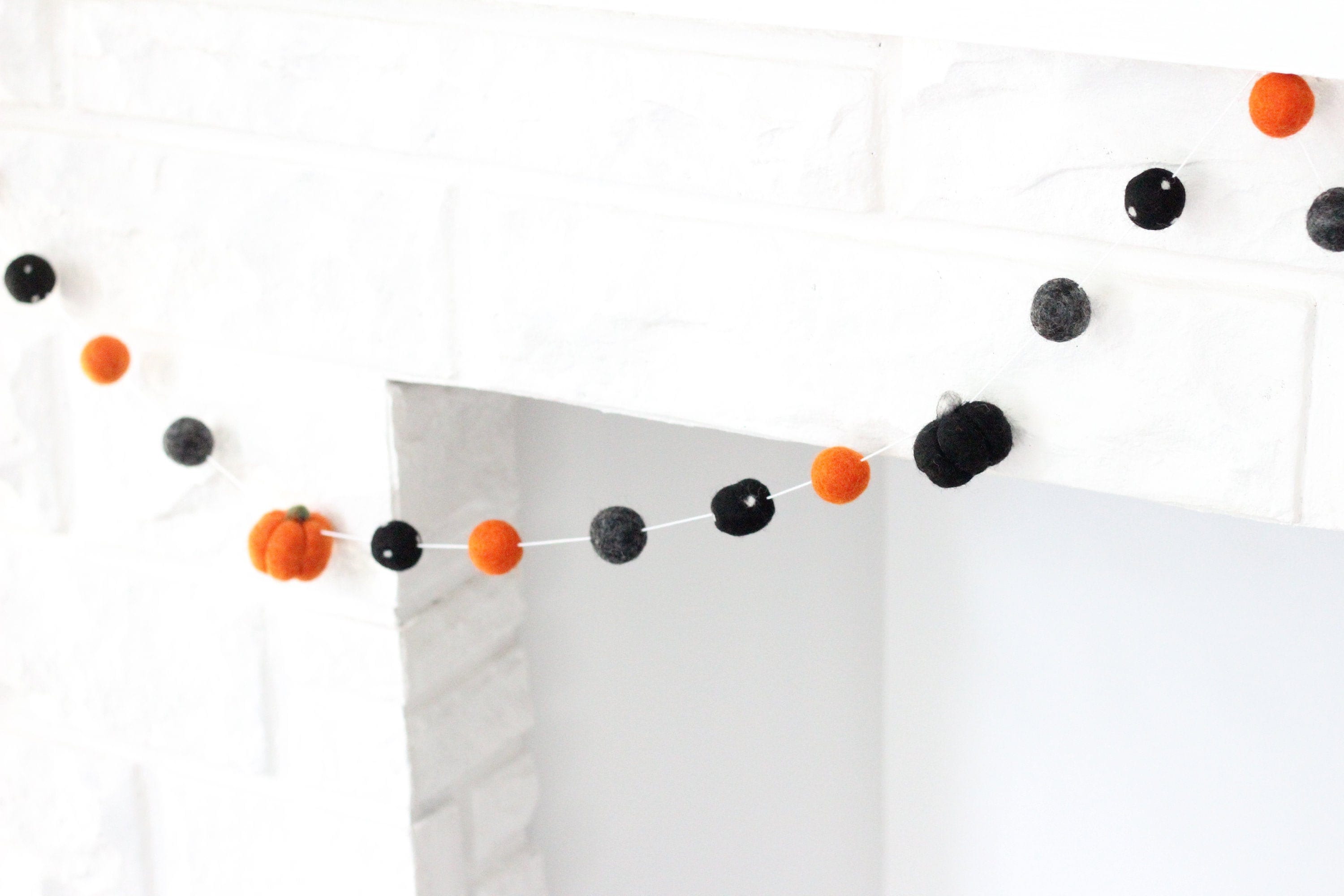 Jishi Ghirlanda Con Pon Pon Per Halloween - Feltro Nero, Arancione E Bianco - 6,5 Metri Con 24 Palline Da 25 Mm