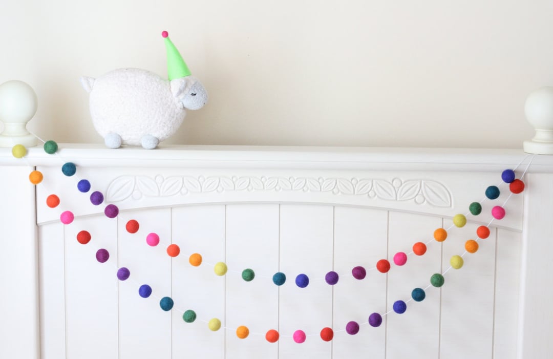 G2PLUS Ghirlanda Pom Pom Di Feltro, 2 PCS Stringa Con 60 Palline Colorate Per Camera Da Letto Bambini, Festa Di Compleanno