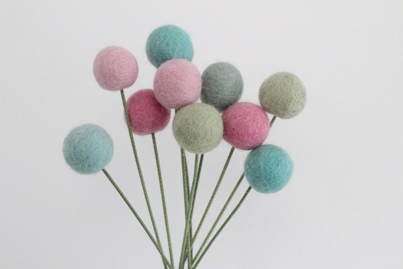 Pom Poms en feutre rose et menthe Fleurs Billy Ball Fleurs Centres de fleurs roses vert aqua Bouquet de demoiselle d'honneur Bouquet de mariée Pompons en laine image 1