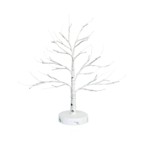 Puede incluir: Una decoración de mesa de árbol de abedul blanco con una base blanca. El árbol tiene un diseño realista de ramas desnudas.