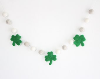 Guirnalda de pompones con tréboles grises y blancos: pancarta del Día de San Patricio