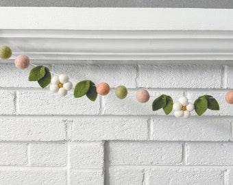 Spring Bloom Daisy | Felt Ball, Daisy & Leaf Garland by Sheep Farm Felt