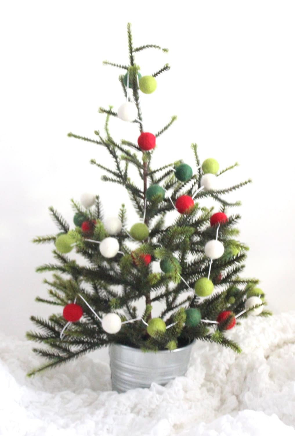 Belle Vous Set da 4 Ghirlanda Natalizia Lunga Palline Feltro Colorate - 12 m - Pon Pon Colorati di Lana - Addobbi Natale Decorazioni Casa Interno per Albero, Camino, Soffitto o Parete