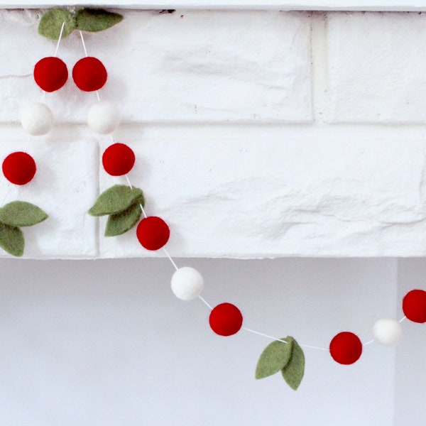 Merry Berry- Pompons en feutre rouge et blanc avec feuilles vertes coupées à la main- Décor de guirlande de Noël