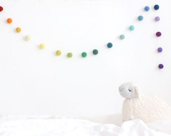 Rainbow Ombre Felt Ball Garland- Pom Pom Garland- 24 couleurs- décor de bébé arc-en-ciel- pépinière arc-en-ciel- guirlande arc-en-fille décor de pépinière