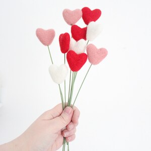 Bouquet All Hearts Valentines Day Coeurs rouges, roses et blancs Tiges de 9 pouces image 2