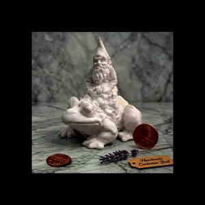 Gnome Ridande Groda Staty, Vit Matt Skulptur Harts Konstdekor Söt Goblincore Byst