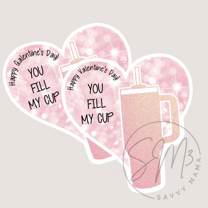 Puede incluir: Dos pegatinas en forma de coraz&oacute;n de color rosa brillante con el texto "&iexcl;Feliz D&iacute;a de la Galent&iacute;n! T&uacute; llenas mi taza" y "&iexcl;Feliz D&iacute;a de San Valent&iacute;n! T&uacute; llenas mi taza".