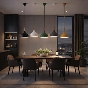Può includere: Una sala da pranzo con sei lampade a sospensione in vari colori: nero, bianco, verde, grigio e giallo. Ogni lampada ha un accento in legno. Un tavolo da pranzo in legno scuro e sedie sono allestiti, con vista sulla città attraverso la finestra.