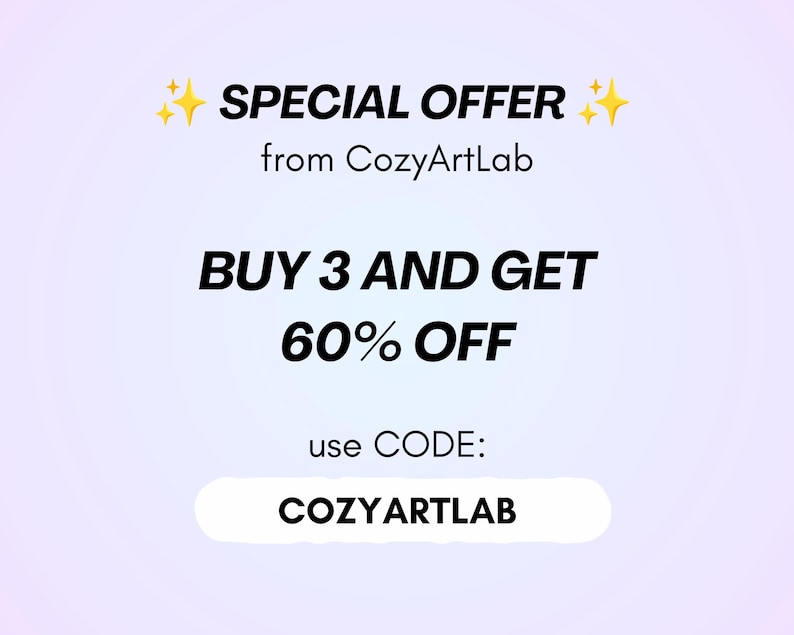 Puede incluir: Un gr&aacute;fico de color morado claro con texto en negro que dice SPECIAL OFFER from CozyArtLab, BUY 3 AND GET 60% OFF, use CODE: COZYARTLAB. El texto est&aacute; acentuado por cuatro iconos de estrellas amarillas de cuatro puntas en las esquinas.