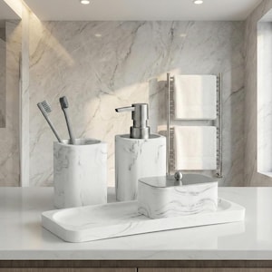 Peut inclure: Un ensemble de salle de bain à motif marbré comprenant un porte-brosse à dents avec deux brosses à dents grises, un distributeur de savon, une boîte couverte et un plateau rectangulaire. L'ensemble est blanc avec des veines grises.