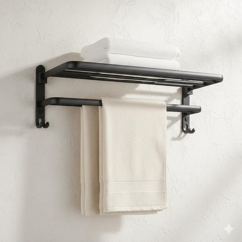 Peut inclure: Ensemble de trois tasses en céramique avec une finition mate et mouchetée. Les tasses sont dans des tons crème, gris clair et gris foncé. Chaque tasse a un design simple et minimaliste, parfait pour le café ou le thé.