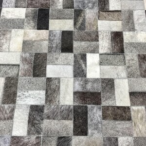Tapis patchwork en peau de vache : tons gris - Style Devoto fait main