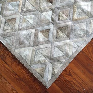 Handmade Cowhide Patchwork Rug: Taupe Gray Geometric Leather Carpet afbeelding 2