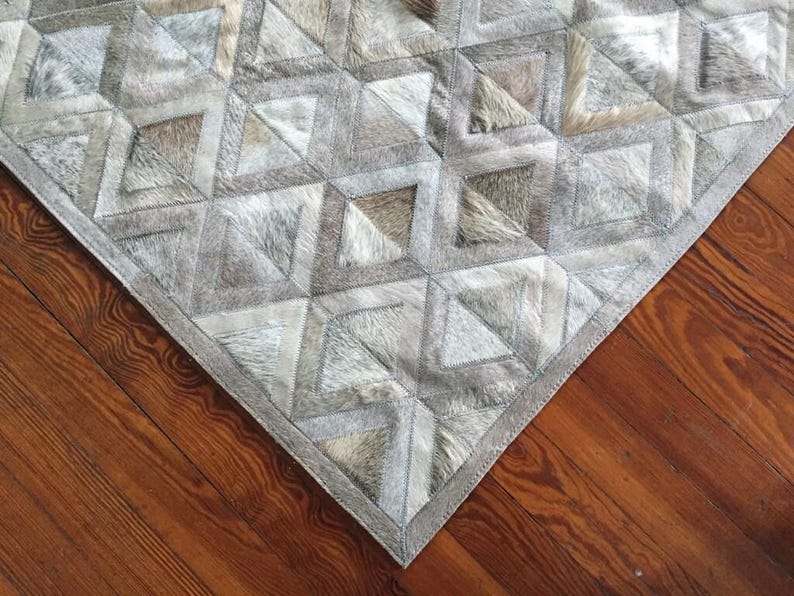 Handmade Cowhide Patchwork Rug: Taupe Gray Geometric Leather Carpet afbeelding 2