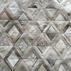 Handmade Cowhide Patchwork Rug: Taupe Gray Geometric Leather Carpet afbeelding 1