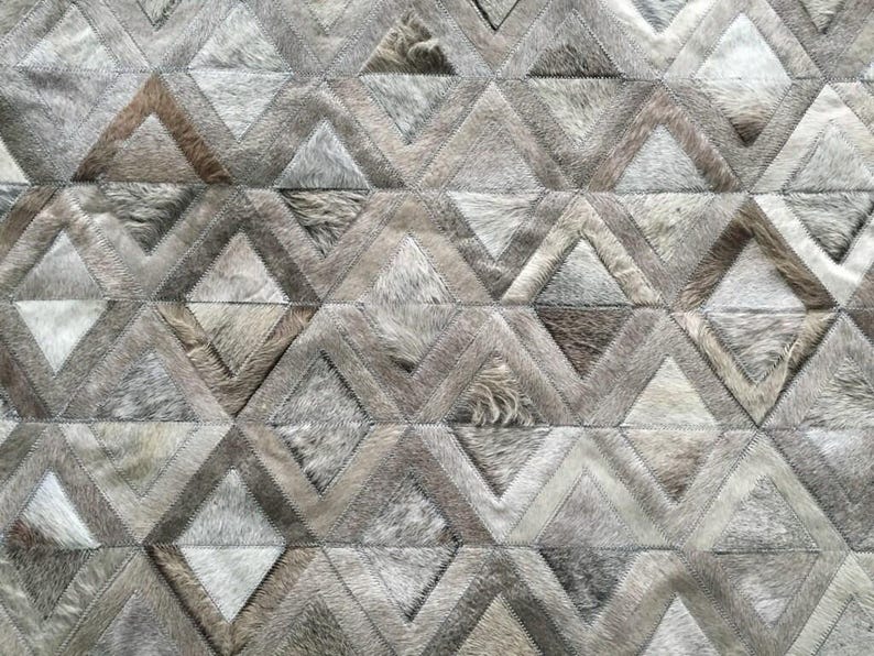 Handmade Cowhide Patchwork Rug: Taupe Gray Geometric Leather Carpet afbeelding 1